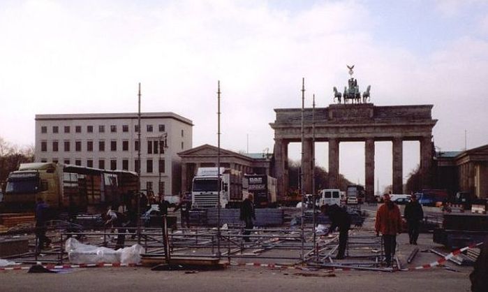 Brandenburg Gate - 10th anniversary celebration clear-up