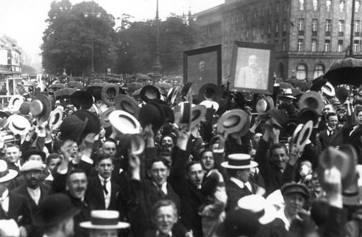 Crowds on Unter den Linden in Berlin, following the declaration of war, 4th August 1914