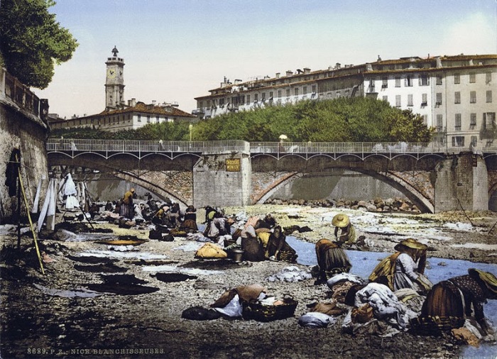 Laundresses washing clothes in the Paillon c1900