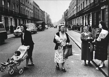 Roger Mayne, Women, Southam Street, North Kensington, 1961