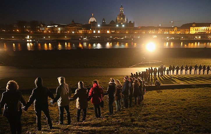 10,000 people join hands to form a giant human chain
