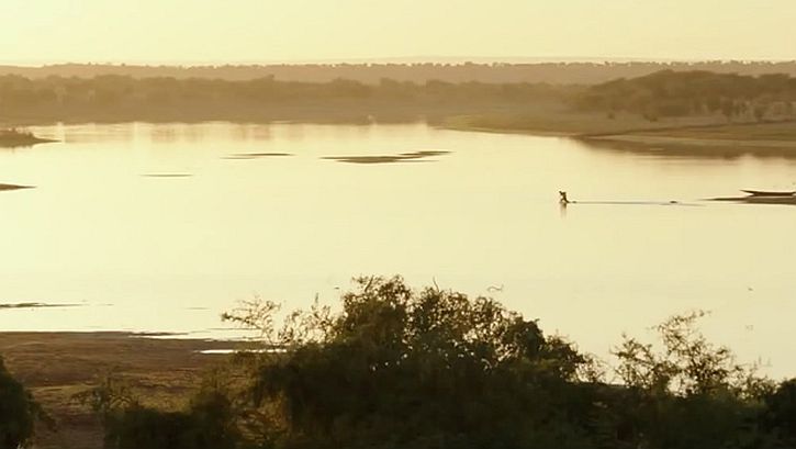 Timbuktu fleeing across the river