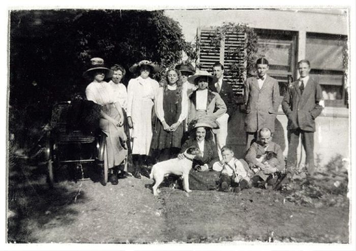 Paul Nash (third from right) and family in1912 at Sinodun House near Wallingford. 